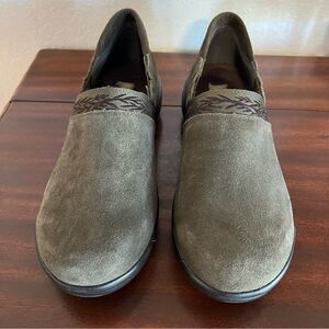 Jambu Betty Gray/Green Suede Slip On Shoe. Memory Foam. Sz 8.5. Great Condition!
